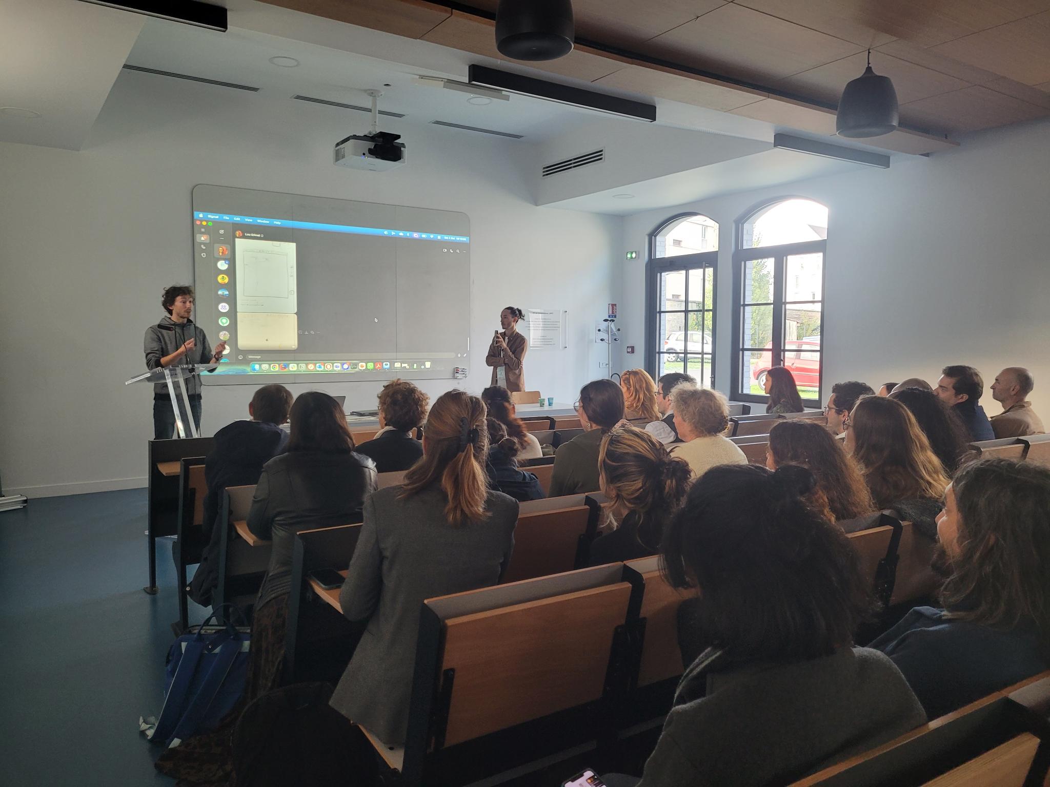 photo-amphi-restitution-atelier-vulga